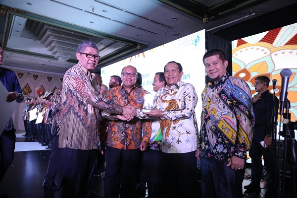 Peduli Bencana, Partai Demokrat Serahkan Bantuan Banjir di Bonai Darusalam