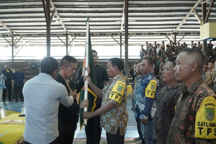 Lantik 1.304 Satlinmas, Bupati Rohil Berharap Mampu Memberikan Rasa Aman Kepada Pemilih