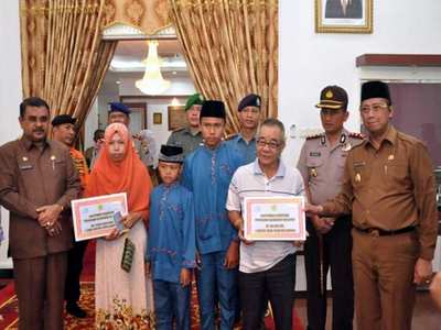 Bupati Karimun Serahkan Asuransi Nelayan