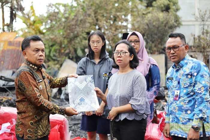 Bupati Meranti Serahkan Sejumlah Bantuan Untuk Korban Kebakaran Rumah