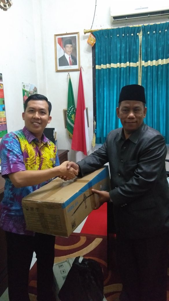 Bank RiauKepri Syariah Duri Serahkan Bantuan ke KUA Mandau.