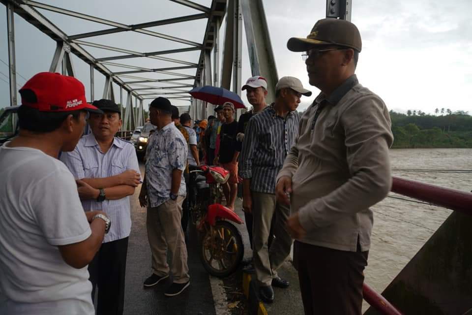 Terbawa Banjir Bandang, Gubernur Rohidin Tinjau Jembatan Putus