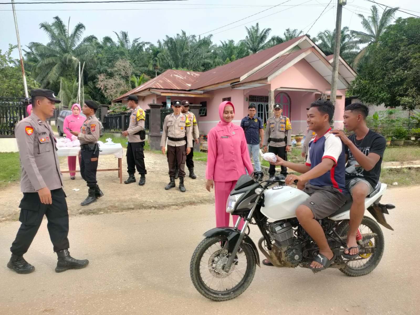 Polsek Simpang Kanan dan Bhayangkari Bagikan Takjil kepada Warga
