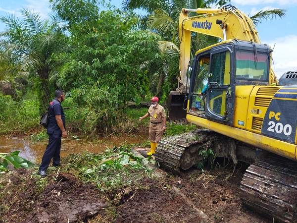Antisipasi Banjir di Musim Hujan, DLH Turunkan Alat Berat Normalisasi Anak Sungai
