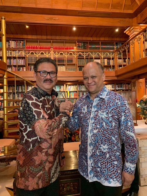 PWI Berikan Anugerah Bapak Kemerdekaan Pers Indonesia Kepada B.J Habibie 
