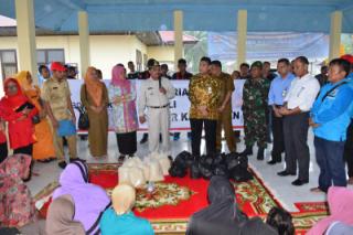 Serahkan Bantuan Korban Banjir, Bupati : Hendaknya Mereka Yang Menerima Yang Betul-Betul Tak Mampu
