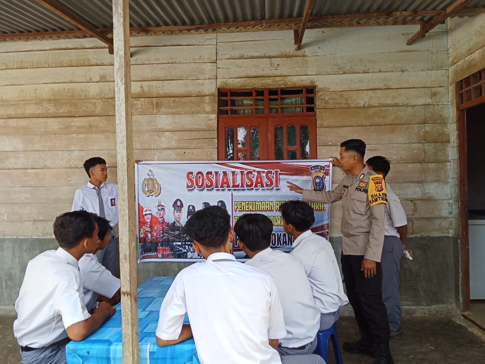 Polsek Simpang Kanan Sosialisasikan Penerimaan Calon Anggota Polri Tahun 2025 di Dusun Pematang Lada