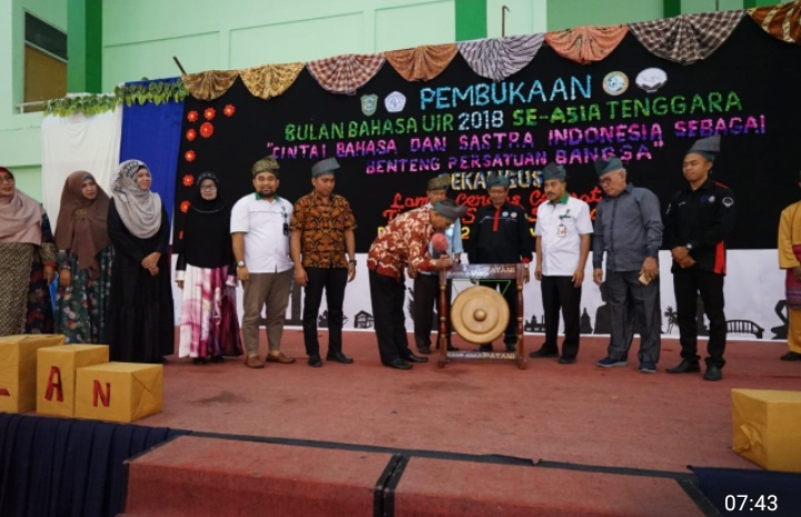 Meriah Bulan Bahasa UIR se Asia Tenggara, FKIP Tampilkan Pakaian Adat Nusantara