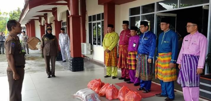 Berbagi Kegembiraan, Pemkab  Serahkan 150 Paket Sembako Untuk Warga Kurang Mampu