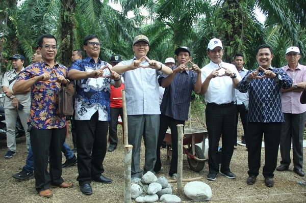 Serahkan BSPS, Kinerja Gubernur Rohidin Diapresiasi Warga