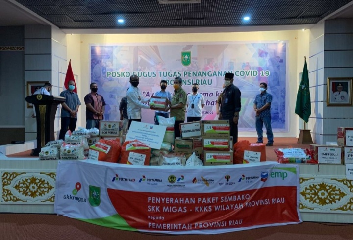 Bantu Masyarakat Terdampak Covid-19, SKK Migas-KKKS Wilayah Riau Serahkan Bantuan Sembako