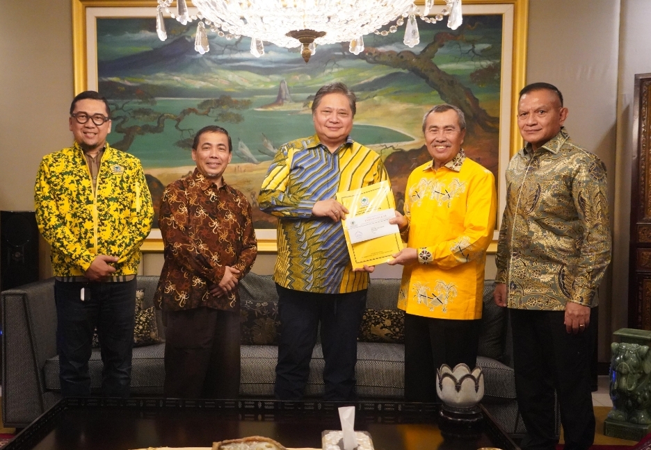Ketum Golkar Airlangga Hartarto Serahkan SK Calon Gubernur Riau Syamsuar - Ustadz Mawardi M. Saleh
