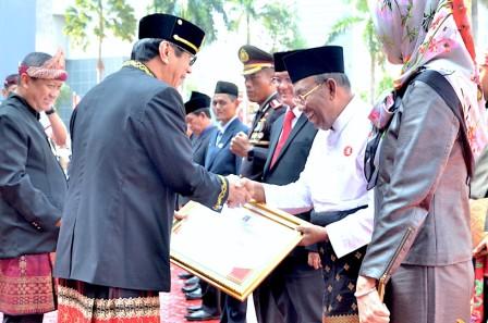 Diterima Wagubri, PemProv Dapat Penghargaan Dari Menhumkan 