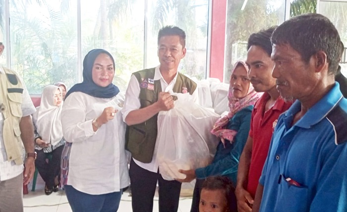 Dibagikan Bupati Rohil, PT Mass 2 Serahkan Bantuan 1.350 Paket Sembako Korban Banjir