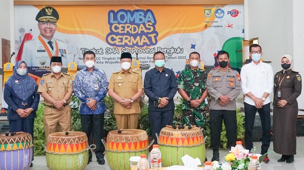 Siswa Gembira Riang Dapat Sepeda Dari Gubernur Rohidin