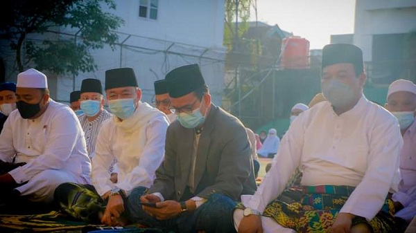 Bupati Laksanakan Sholat Idul Adha di Lapangan Tenis Bagansiapiapi, Wabup Jadi Katib di Bagan Barat