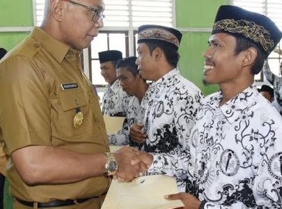 Pjs Bupati Inhil Serahkan SK Guru Honorer Secara Simbolis
