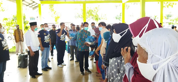 FOrci Riau Pesisir Bersama Bupati dan Wabup Bagikan 100 Paket Sembako Kepada Masyarakat