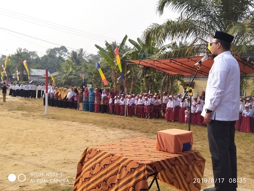 Meski Bukan Kades Menjadi Inspiktur, Sudah 5 Tahun Warga Desa di Inhu Ini Menggelar Upacara