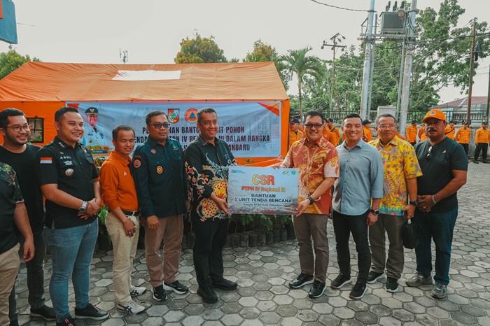 Antisipasi Bencana Akibat Perubahan Cuaca, PTPN IV Regional III Serahkan Bantuan Tenda ke BPBD Pekanbaru 