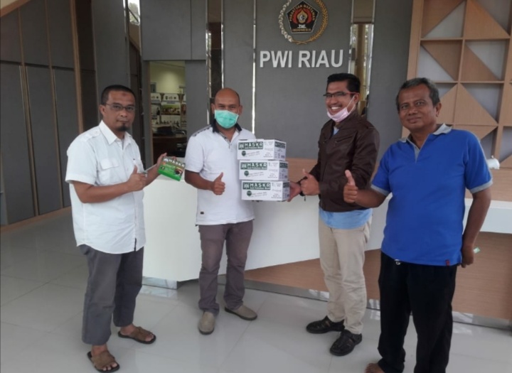 PGN Serahkan Masker ke PWI Riau