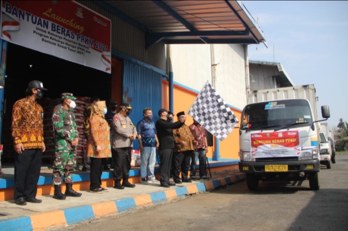 Pemprov Bengkulu Bersama Perum Bulog dan FKPD Lepas Penyerahan Bantuan Beras PPKM 2021