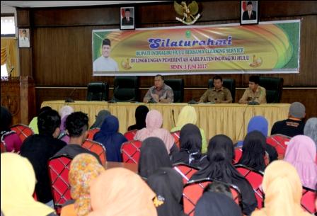  Bupati Yopi Serahkan Mukena dan Baju Muslim Bagi Ratusan Petugas CS