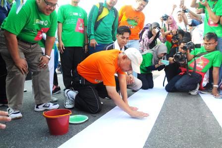 Peduli Tuberkulosis, Plt Gubri Dukung TOSS TB Lewat Bentangan Kain Sepanjang 1 Km