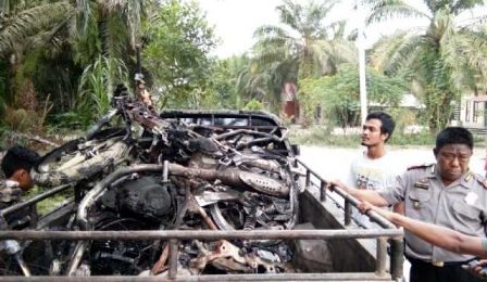 Usai Memanen Madu, 5 Sepeda Motor Hangus Terbakar