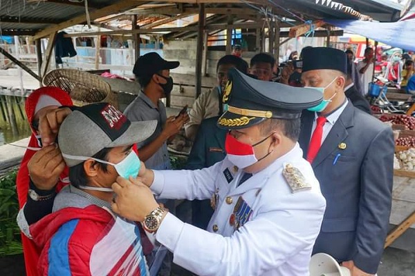 Di HUT RI ke-75, Bupati IRwan Bersama Forkopimda Bagi Ribuan Masker dan Face Shield Kepada Pedagang