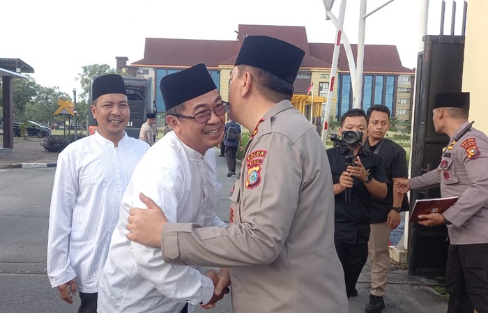 Kapolda dan Ketua PWI Riau Bagikan Takjil dan Bukber Bersama Insan Pers