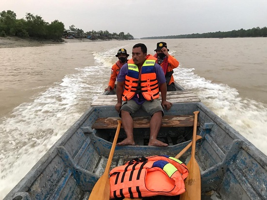 Kepedulian Kades Sontang, Bagikan 20 Unit Alat dan Bahan Penyemprotan Desifektan Pakai Dana Pribadi