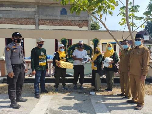 Dalam Rangka HPN, IKWI Provinsi Riau Salurkan 5000 Masker, Alquran dan Buku di Rupat Utara