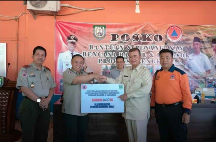 Pemprov Sumbar Salurkan Bantuan 1 Ton Redang Bagi Korban Bencana Bengkulu