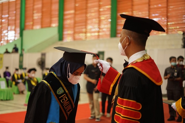 UIR Wisuda 2.034 Mahasiswa, Aurelly Zulkhinantania Raih IPK Tertinggi 3,97