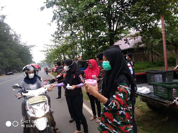 Laskan Merah Putih Bengkulu Bagi-Bagi Takjil