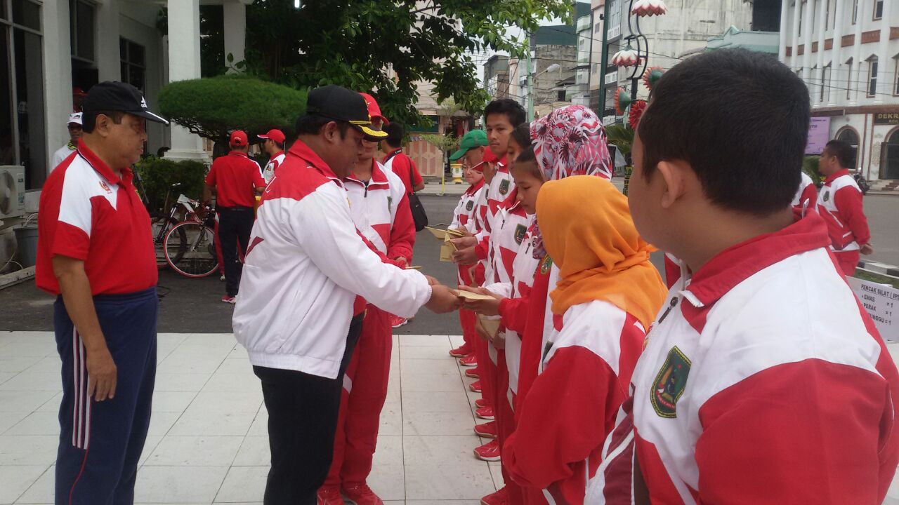 Wabup Serahkan Hadiah Beserta Bonus Kepada Atlet Peraih Medali