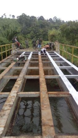 TMMD Kodim 0205/TK Gotong Royong Perbaiki Jembatan