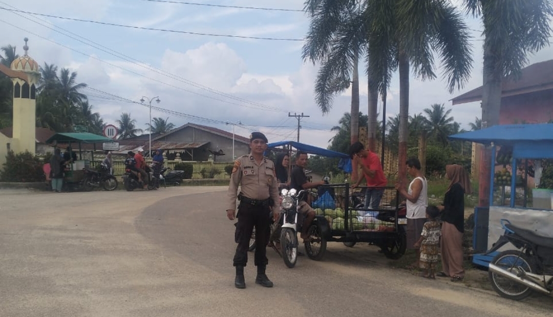 Jelang Berbuka Puasa, Polisi Disimpang Kanan Atur Lalu Lintas di Pasar Ramadhan