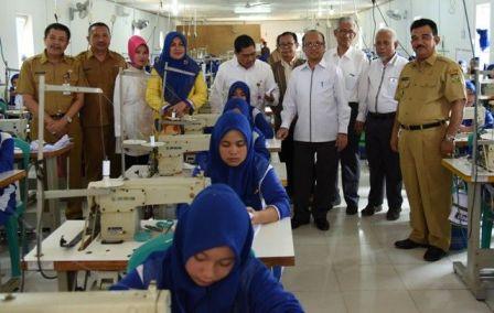 Sekjen Kemendes PDT dan Transmigrasi Kunjungi Pusat Pelatihan Menjahit
