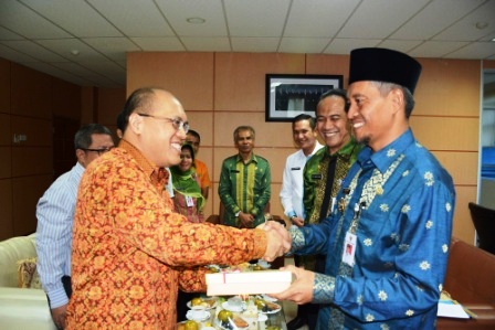  Wawako Ayat Cahyadi Serahkan LKPD Pekanbaru 2015 ke BPK Riau