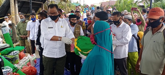 Bupati Suyatno Serahkan Bantuan Kepada Korban Kebakaran