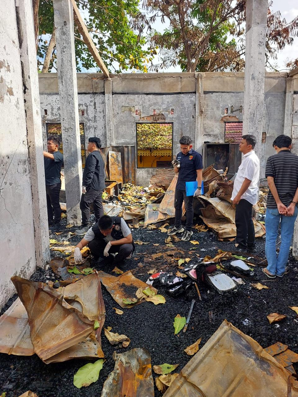 Bawa Sampel Abu, Tim Labfor Polda Riau Selidiki Penyebab Kebakaran Kantor DLH Pelalawan