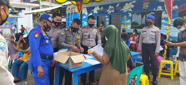  Kejar Target Vaksinasi, Polsek Bangko Jemput Warga Gunakan Kendaraan Patroli