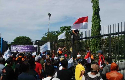 Ratusan Massa SBSI Demo Besar-besaran di Gerbang Chevron Rumbai
