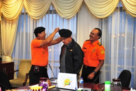 Plt Gubri Terima Penghargaan Warga Kehormatan BASARNAS