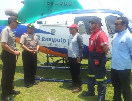 Patroli Udara, Kapolres Meranti Pantau Kebakaran Kebun Kelapa di Pulau Ransang