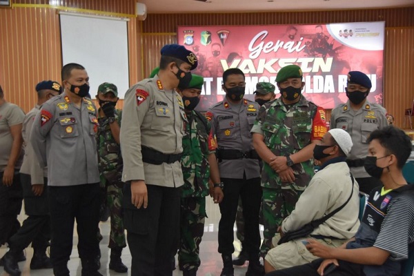 Dansat Ronny Lumban Gaol Tinjau Vaksinasi Massal Tahap II Sinergi TNI dan Brimob Polda Riau 
