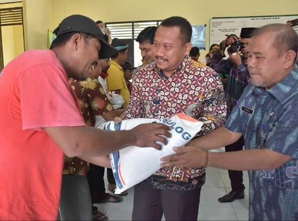 Diserahkan Wabup, Sebanyak 35.668 KPM di Kampar Terima Program Bansos Rastra