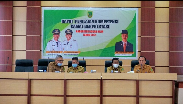 Rapat Evaluasi Kinerja Camat, Afrizal : Permudah Urusan Masyarakat